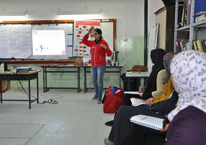 اللعب يزيد التفاعل الصفي لدى الطلبة