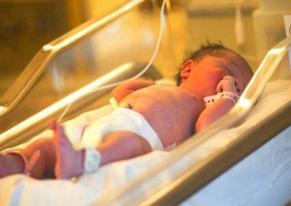 ولادة أوّل طفلةٍ في العالم من ثلاثة اباء