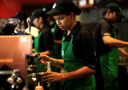 أكبر سلسلة مقاهي في العالم توظف 10 آلاف لاجئ بسبب ترامب