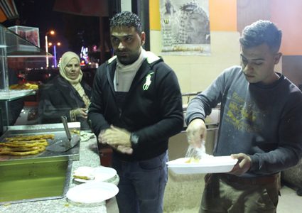 "كرابيج حلب"... نكهة سورية في قلب الخليل (صور)