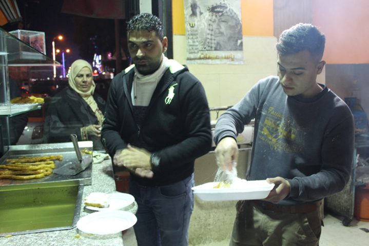 "كرابيج حلب"... نكهة سورية في قلب الخليل (صور)