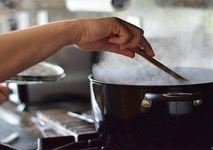 كيف نضمن تسخين الطعام بشكل أمن؟