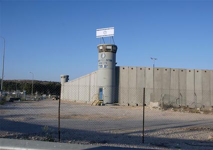 الأسرى في سجن نفحة يعلنون الاستنفار