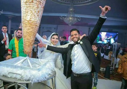 سيخ شاورما بدلا من الكعكة في حفل زفاف!