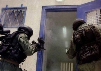 وحدات القمع تعتدي على أسرى النقب