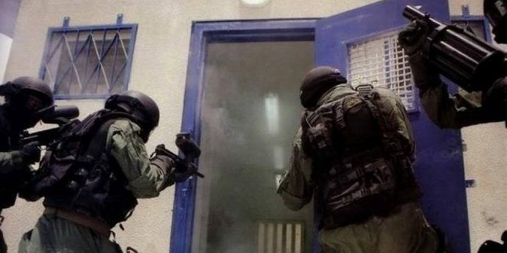 وحدات القمع تعتدي على أسرى النقب