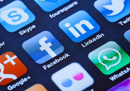 الصلاحيات المطلقة التي نمنحها لصفحات التواصل الاجتماعي، تدعوك للتامل!