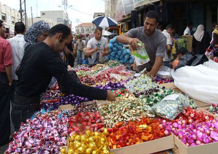 بلدية جنين تزيل البسطات من شوارع المدينة