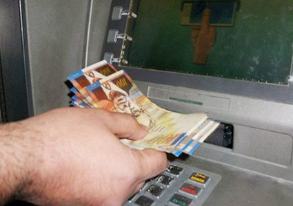 أوروبا تسحب المال من جيوب موظفي غزة وتضعه في سلة الفقراء