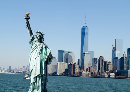 ترامب يقطع رأس تمثال الحرية