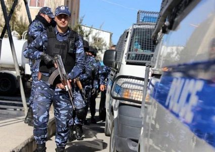 نابلس .. الشرطة تعثر على شاب مصاب بعيار ناري داخل مركبه