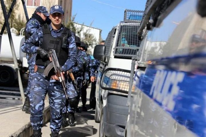 نابلس .. الشرطة تعثر على شاب مصاب بعيار ناري داخل مركبه