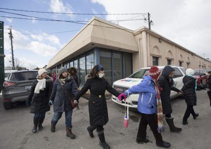 كنديون غير مسلمين يصطفوا لحماية المصلين