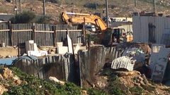 مستوطنون يجرفون أراضي بروقين بسلفيت