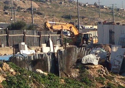 مستوطنون يجرفون أراضي بروقين بسلفيت