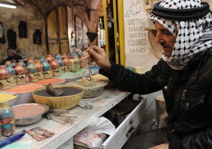 33 عامًا من الرسم بالرمل ولم يستكين