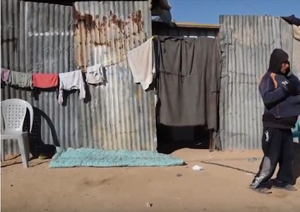 عائلة في غزة تكبل ابناءها بالسلاسل "فيديو حصري"