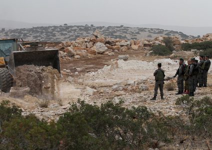 الاحتلال يتوغل شرقي دير البلح ويستهدف صيادي غزة