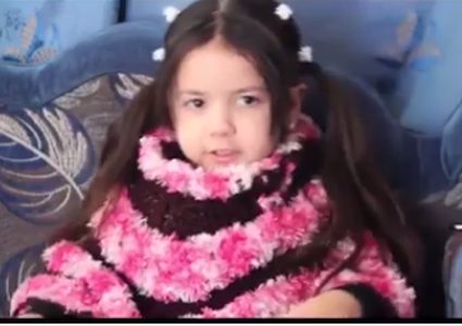 فيديو: طفلة يلقنها والدها بالعربية وترد له الكلمات بالإنجليزية