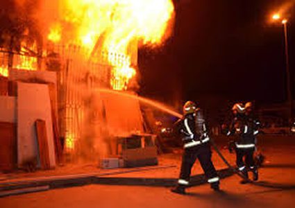 غزة: إصابة مواطنين في حريق بغزة