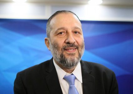 وزير الداخلية الإسرائيلي استعان بالبصل للبكاء(فيديو)