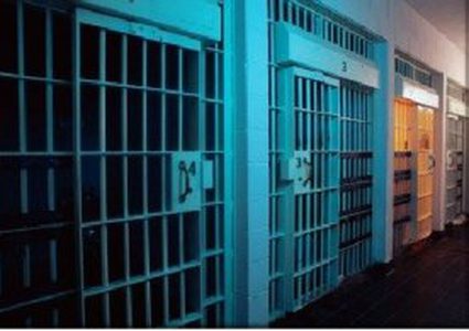 التفتيش العاري لأهالي الأسرى ينتهك الكرامة الإنسانية