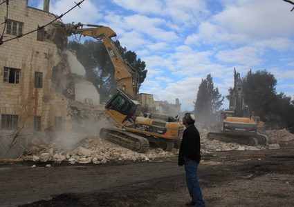 الاحتلال يتوقف عن هدم مبنى بالقدس