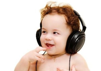 دراسة: الطفل يسمع الموسيقى بعمر شهر