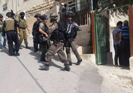 الاحتلال يغلق منزلا في الخليل
