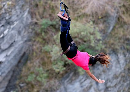 بالفيديو.. فتيات يقمن بقفزات جنونية