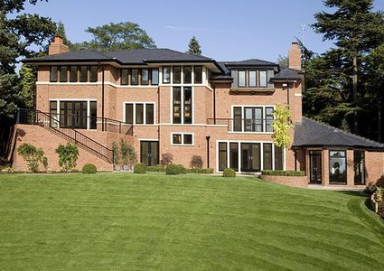 جيران ميسي يرغمونه على شراء منزلهم