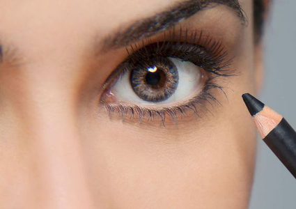 لا تستخدمي كحل العينين إن كنتِ حامل