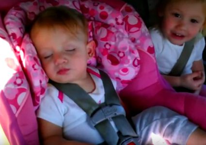 طفل يرقص عندما يسمع أغنيته المفضلة