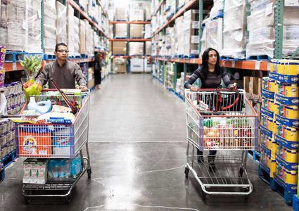 أمريكا تتراجع بعد تصدر 13 عاما في اعلى مستوى لثقة المستهلكين