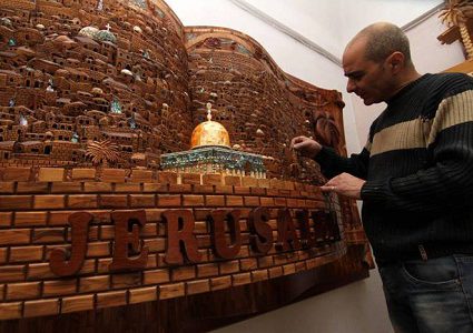 بعد عامين.. لوحة "الكتاب المقدس" تروي لغزاً وحكاية