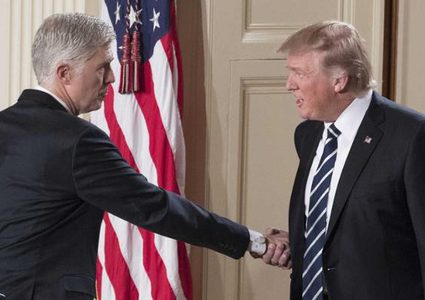 مصافحات "ترمب الطويلة" تثير جدلا وتزعج ضيوفه (فيديو)