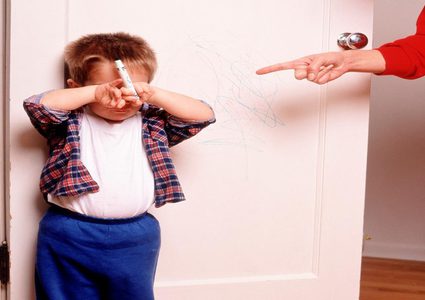 التربية القاسية تولد عدوانية للاطفال