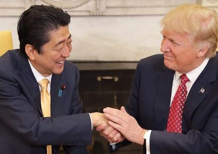 فيديو.. رئيس وزراء اليابان لترامب: أرجوك انظر إلي