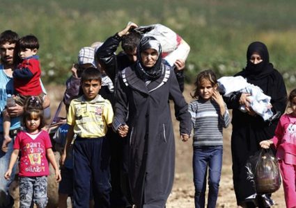 كاتب اسرائيلي: اقترح اقامة مخيم للاجئيين السوريين