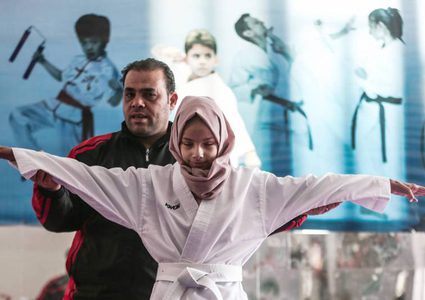 غزة .. "منة الله " كفيفة خرجت عن المألوف (صور)