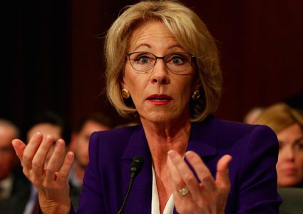 منع وزيرة التعليم من دخول مدرسة في أمريكا