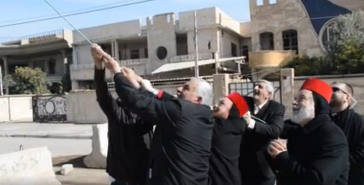 شاهد لحظة إزالة راية داعش من أعلى الكنيسة في العراق