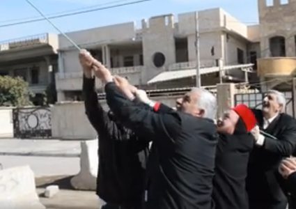 شاهد لحظة إزالة راية داعش من أعلى الكنيسة في العراق