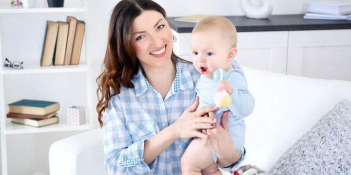 لماذا تحمل الأمهات أطفالهن على الكتف اليسرى؟