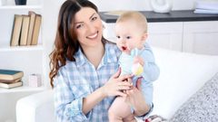 لماذا تحمل الأمهات أطفالهن على الكتف اليسرى؟