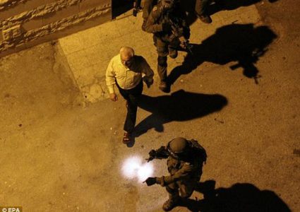 اعتقال أب وأولاده الـ7