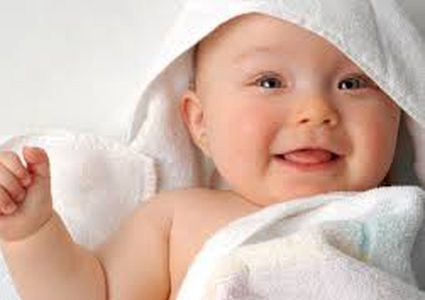 حليبُ الأم يغني طفلكِ عن شرب الماء