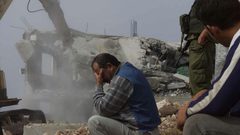 16 إخطاراً لوقف البناء في الأغوار