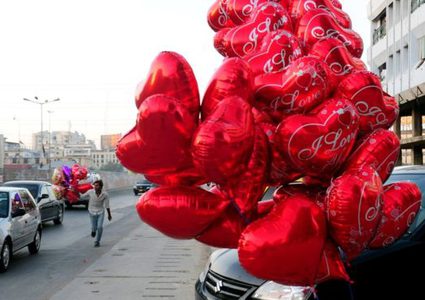 باكستان تحظر الإحتفال بعيد الحب