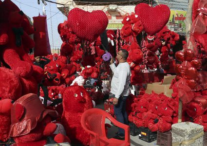 "الفالنتاين" مصدر رزق مجدٍ ليوم واحد